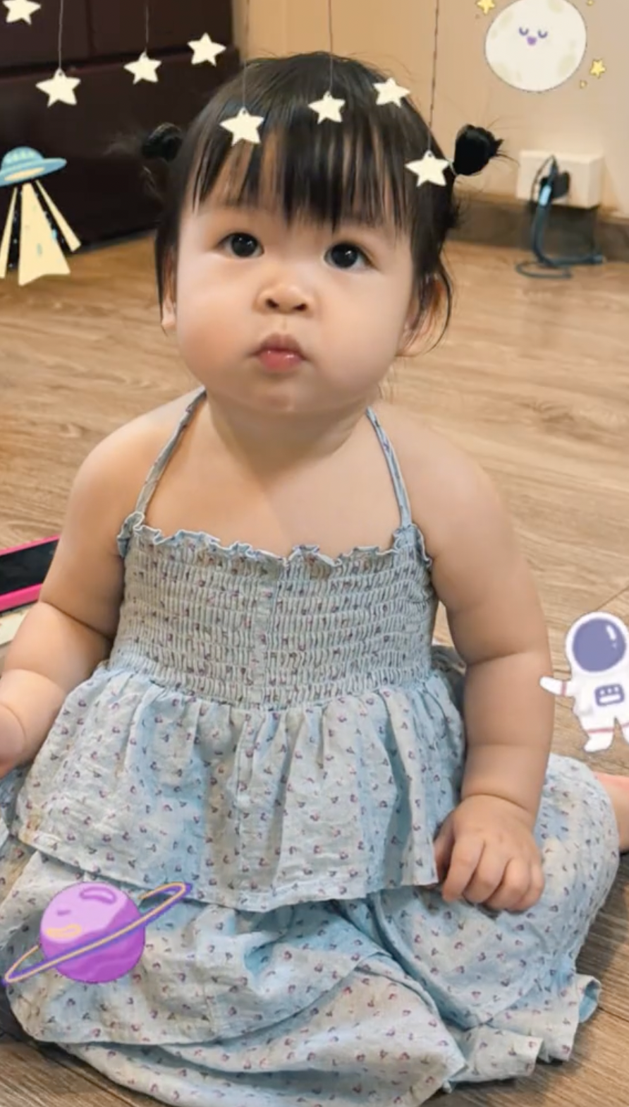 Khoảnh khắc ngọt ngào của ái nữ Đỗ Mỹ Linh Bé Títi tạo dáng xinh xắn tại tiệc