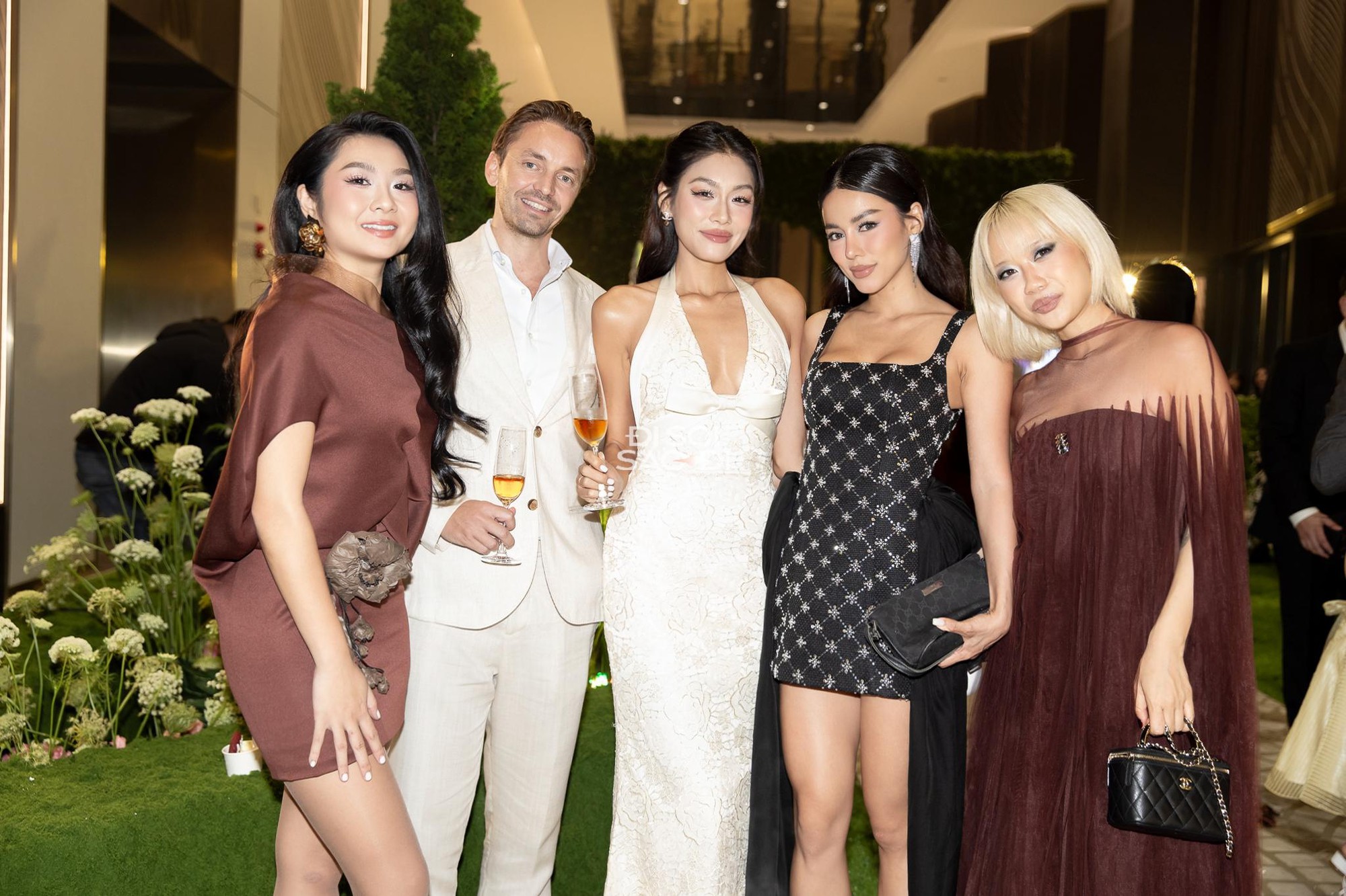 Thảo Nhi Lê và bạn trai chụp ảnh cùng Tiên Nguyễn Thảo Nhi Lê cùng bạn trai chụp ảnh với Tiên Nguyễn và chồng