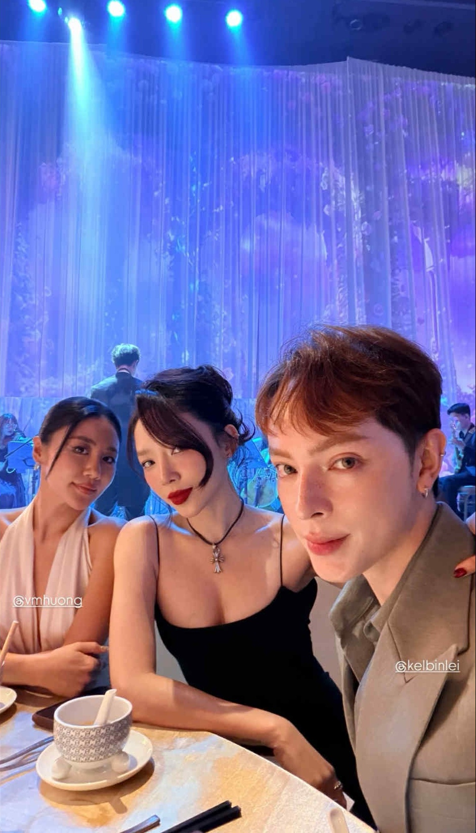 Stylist Kelbin Lei, Tóc Tiên và Văn Mai Hương Stylist Kelbin Lei cùng hai ca sĩ nổi tiếng tại tiệc cưới