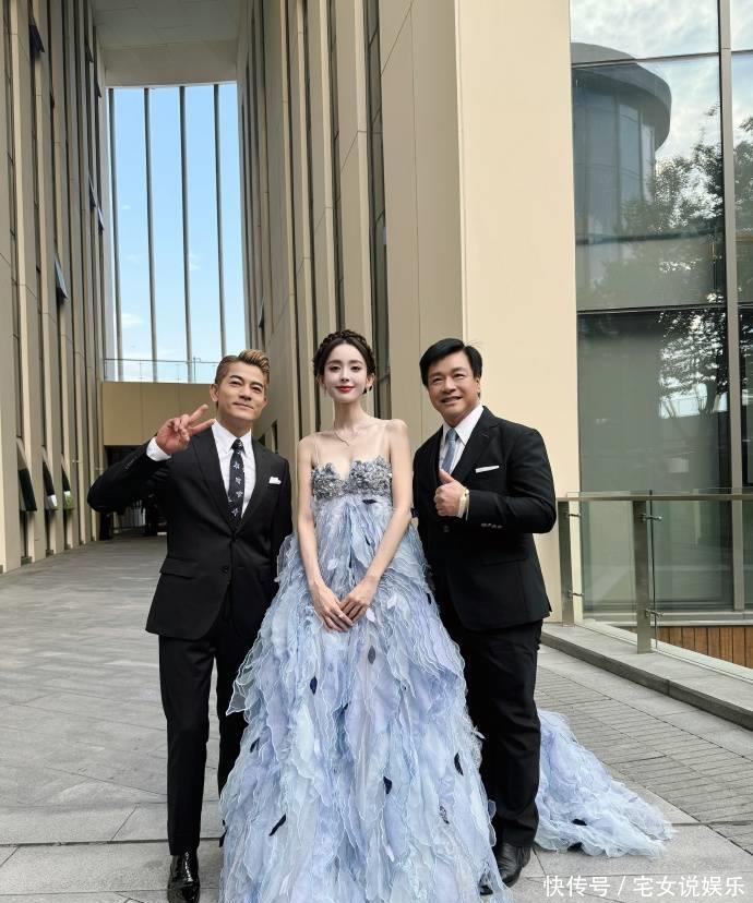 Quách Phú Thành hóa thân fanboy khi đứng cạnh Cổ Lực Na Trát Quách Phú Thành và Cổ Lực Na Trát chụp ảnh chung