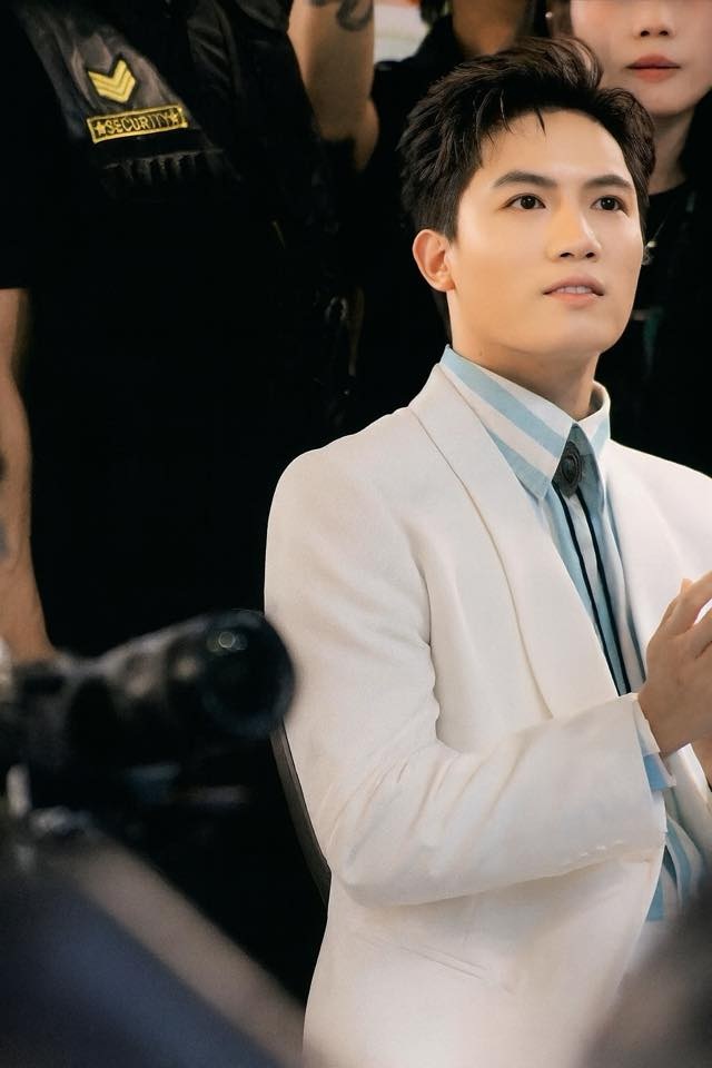 LyLy biến mất trong bức ảnh sau chỉnh sửa Bức ảnh thiếu vắng LyLy sau chỉnh sửa photoshop