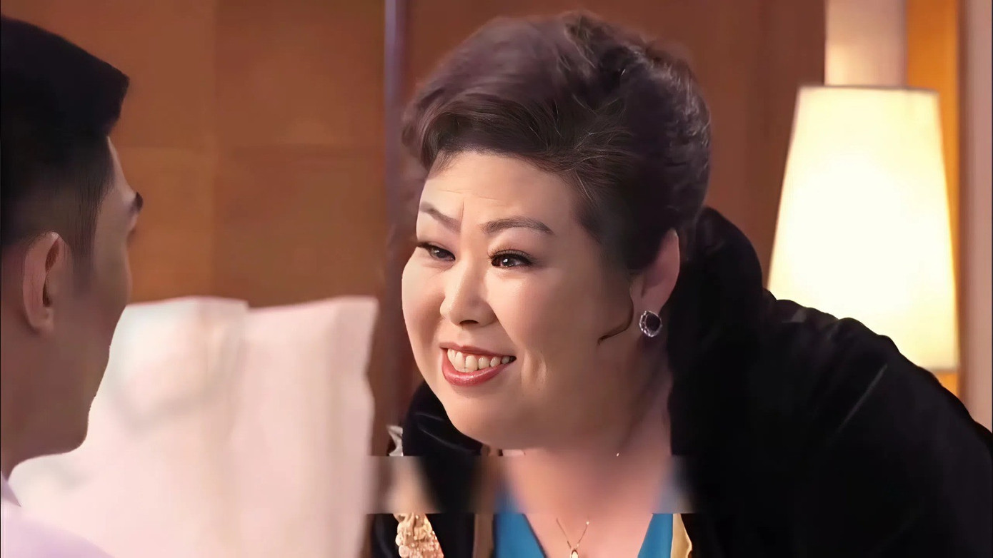 Đổng Lập Phạm với tạo hình phú bà trong Đợi em yêu anh. Đổng Lập Phạm vai phú bà