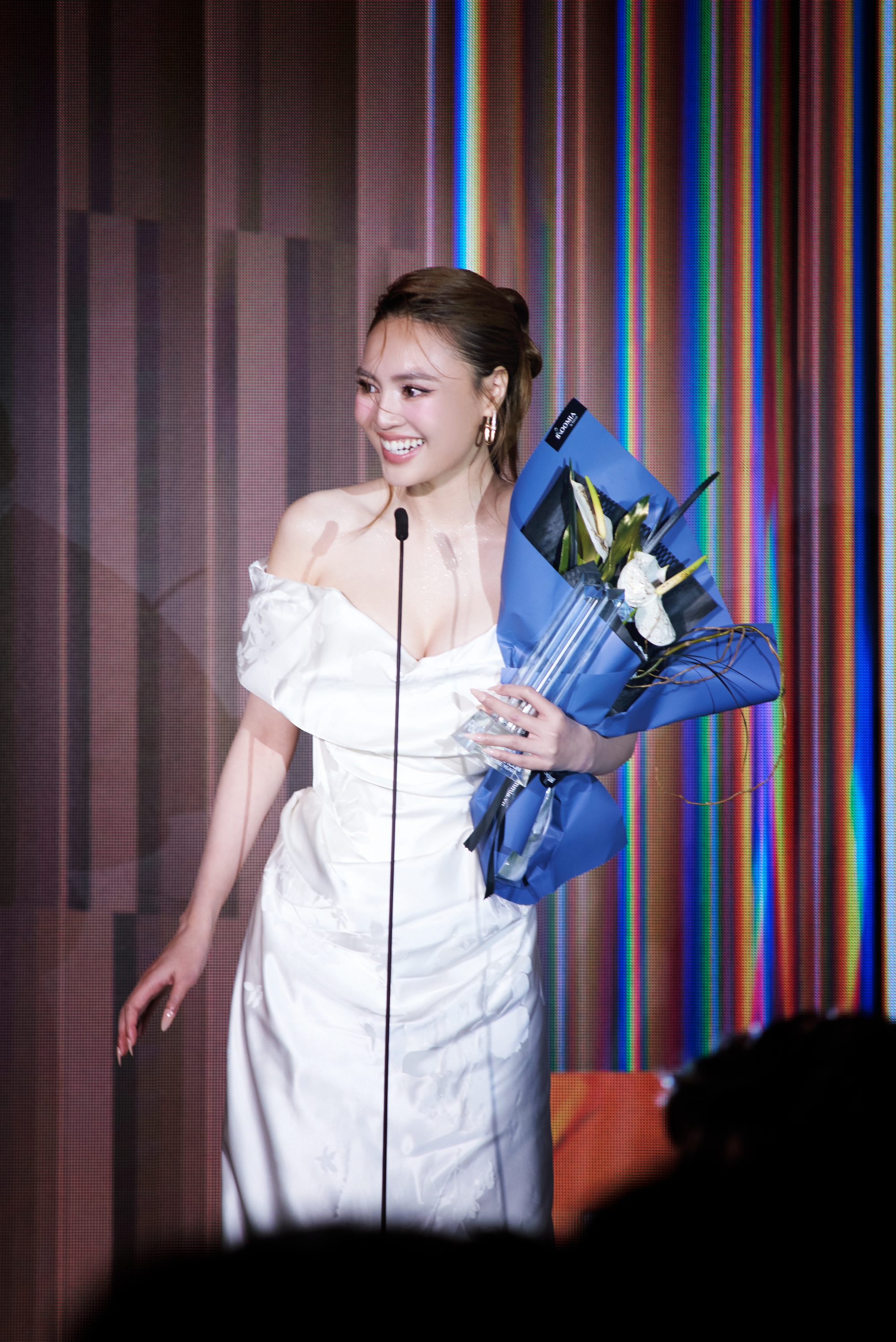 Ninh Dương Lan Ngọc có tin vui - Ảnh 3. Lan Ngọc nhận giải thưởng sau 1 năm làm việc chăm chỉ