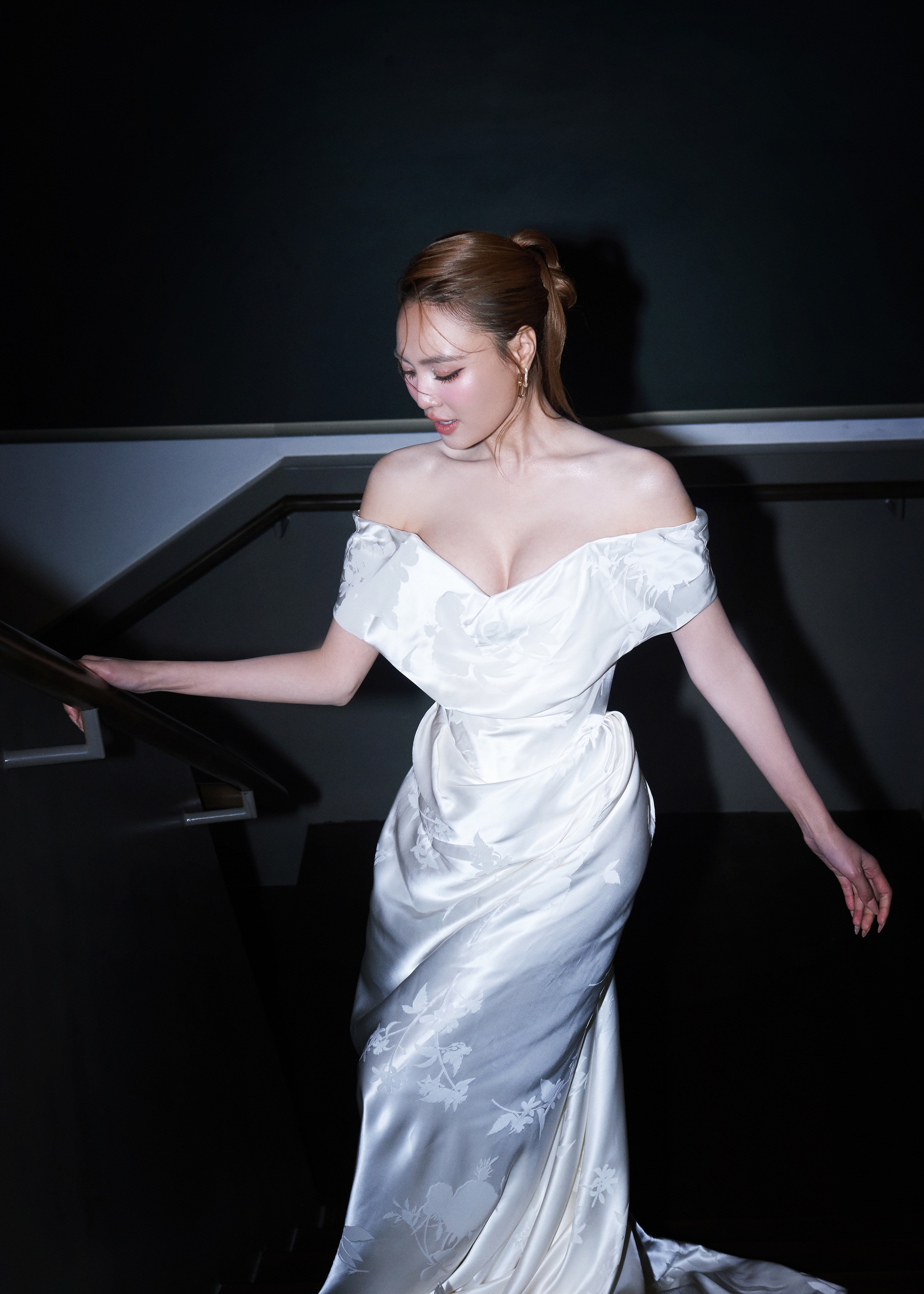 Ninh Dương Lan Ngọc có tin vui - Ảnh 1. Ninh Dương Lan Ngọc gây sốt với màn xuất hiện cực gợi cảm, nóng bỏng