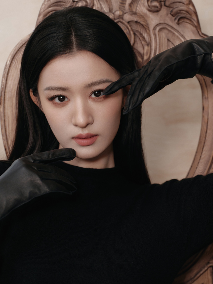 Vương Sở Nhiên tại sự kiện mới nhất Vương Sở Nhiên trong váy đen cá tính