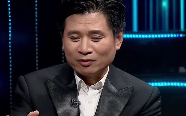 Chân dung nam NSND hỏi thẳng 1 nhạc sĩ