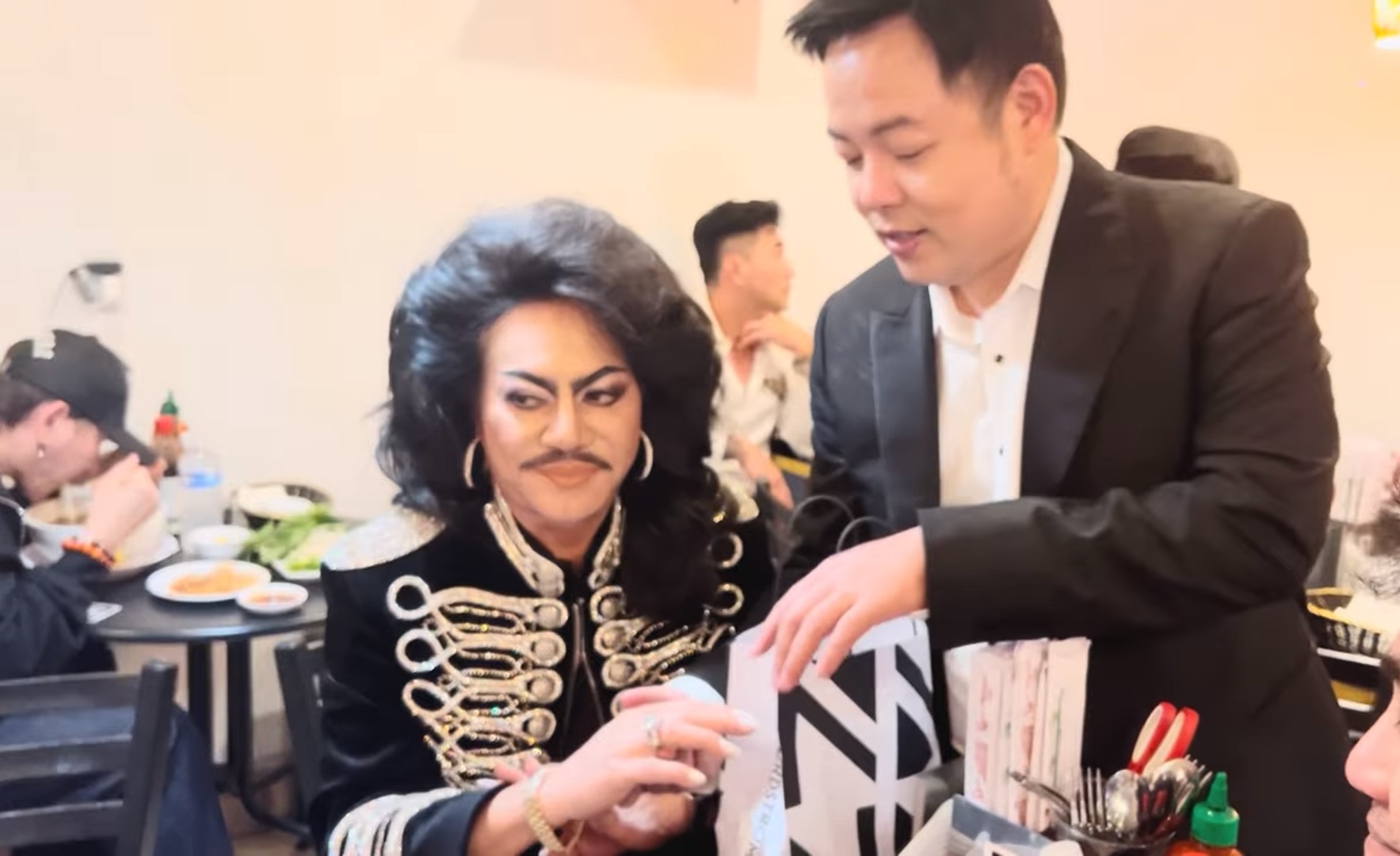 Tuấn Anh nổi bật với trang sức kim cương