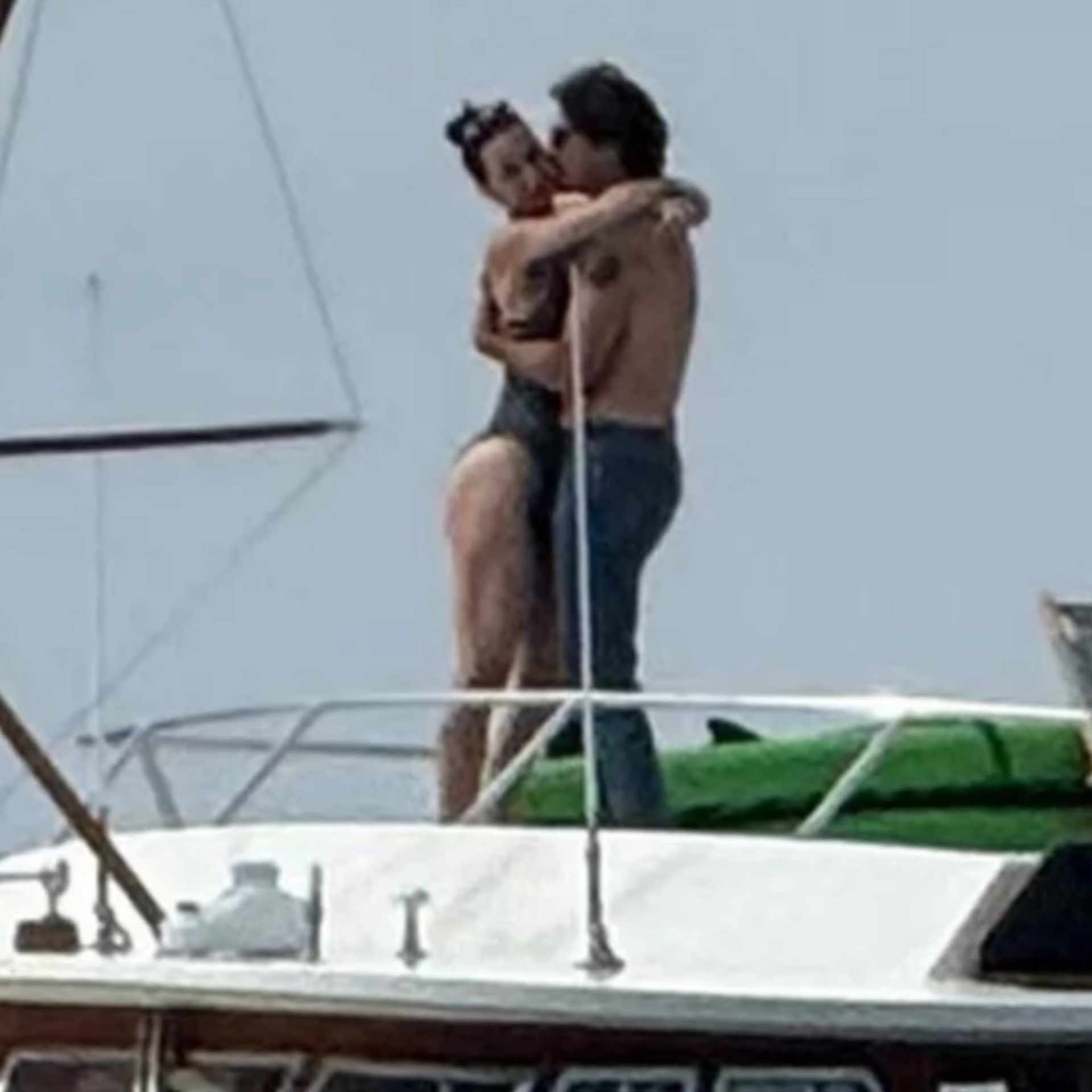 Cặp đôi hôn nhau trên du thuyền tháng 9 Katy Perry và Justin Trudeau ôm hôn trên du thuyền