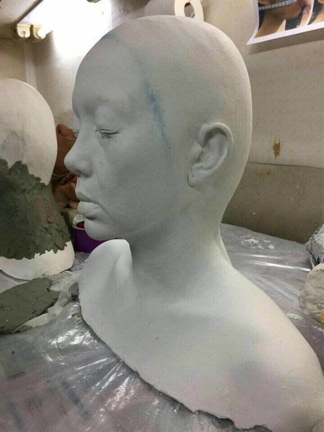 Hậu trường hóa trang Minh Hằng Minh Hằng ngồi bất động để được đắp silicon