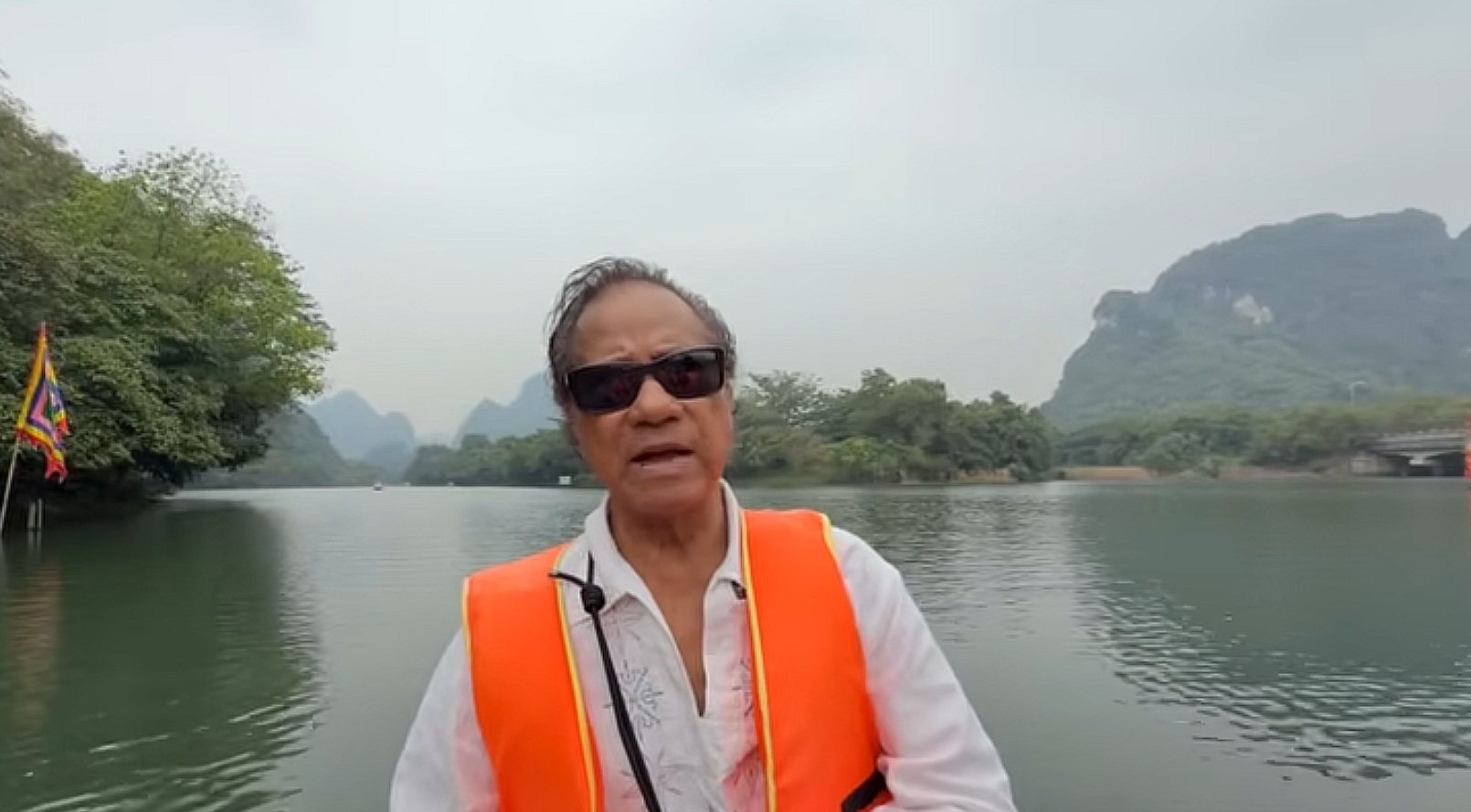 Chế Linh tại Ninh Bình Chế Linh ngồi trên thuyền tham quan Tràng An