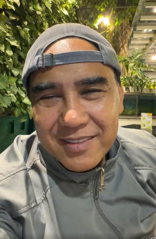 Quyền Linh trong buổi livestream phủ nhận tin đồn