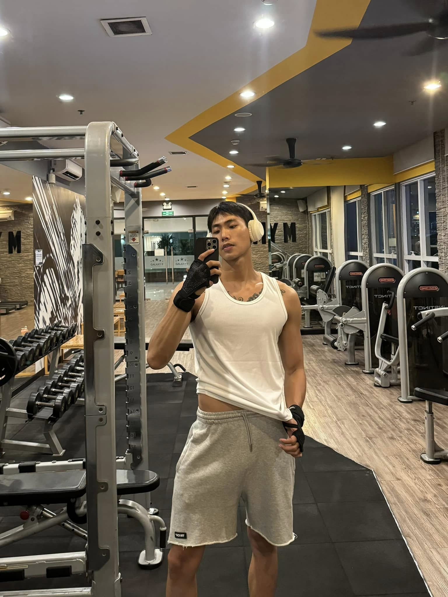 Hữu Long chăm chỉ tập gym để giữ hình thể Hữu Long tại phòng gym