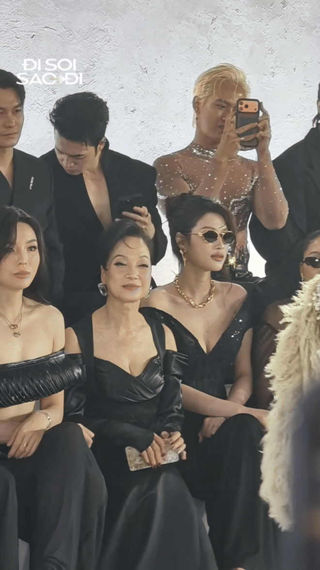 Thông báo quan trọng của Đoàn Thiên Ân- Ảnh 5. Kỳ duyên liên tục hướng mắt nhìn Minh Triệu. Còn Thiên Ân đeo kính đen, mặt không rõ biểu cảm trước màn trình diễn của đàn chị