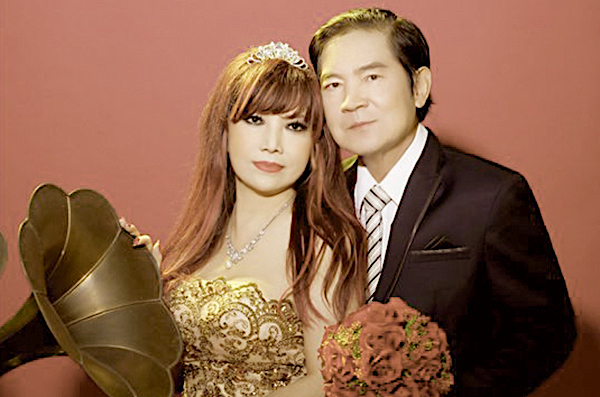 Khoảnh khắc tình cảm của hai vợ chồng