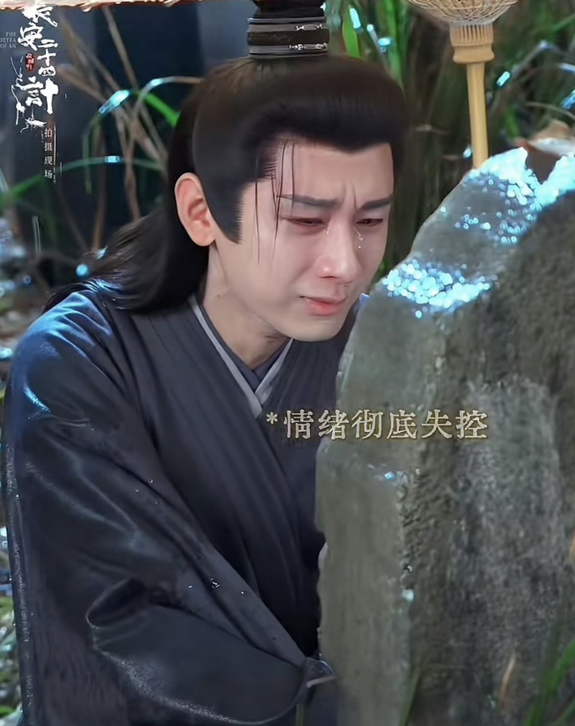 Thành Nghị trong cảnh khóc Thành Nghị quỳ giữa gió tuyết