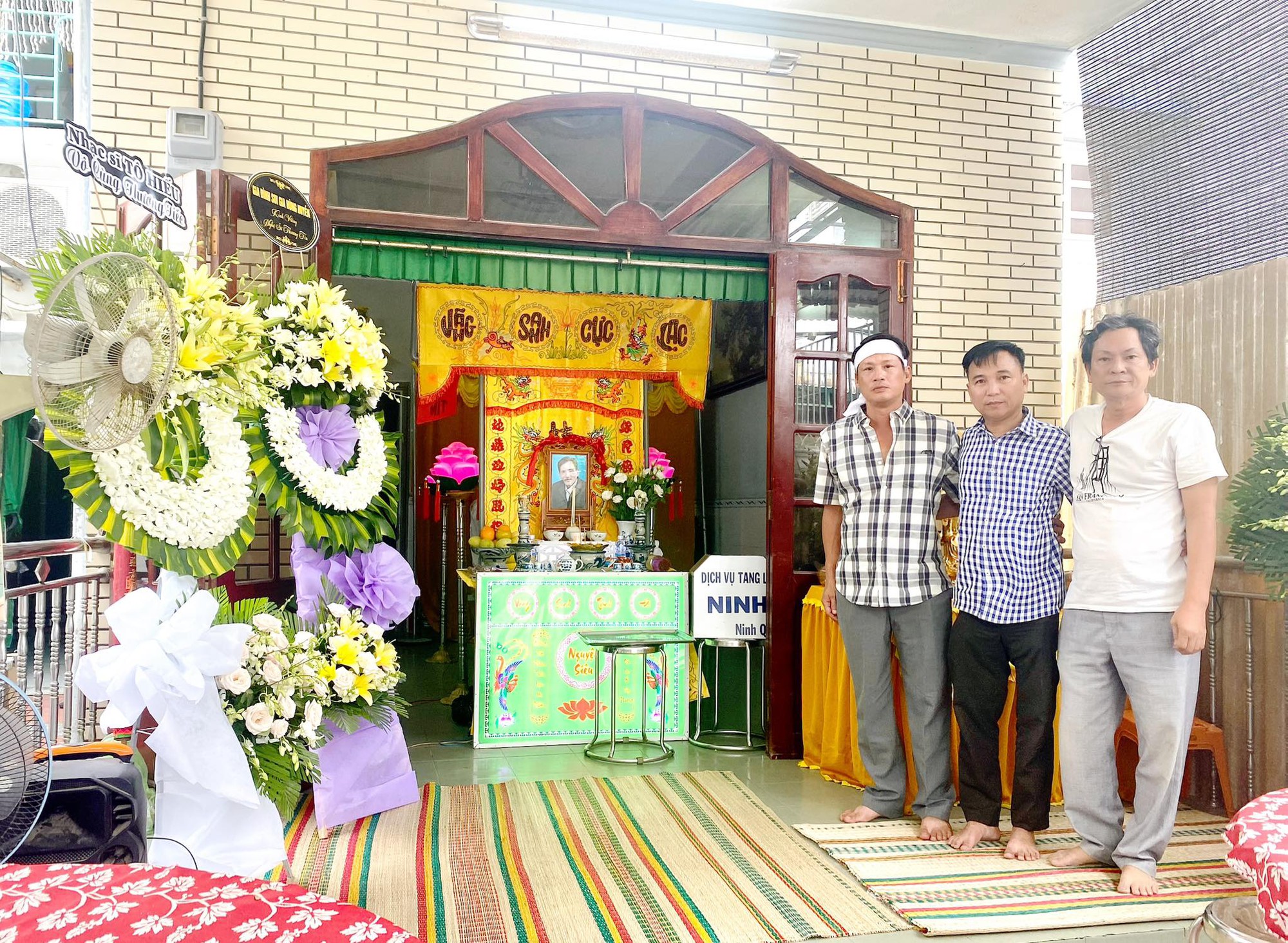 Nhạc sĩ Tô Hiếu bên con trai và em trai Thương Tín