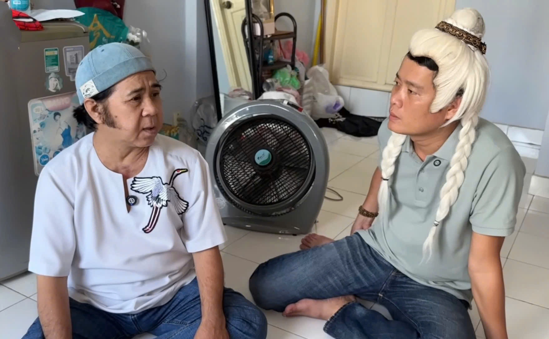 Bạn bè đến thăm NSƯT Bạch Long. Bạn bè thăm hỏi NSƯT Bạch Long