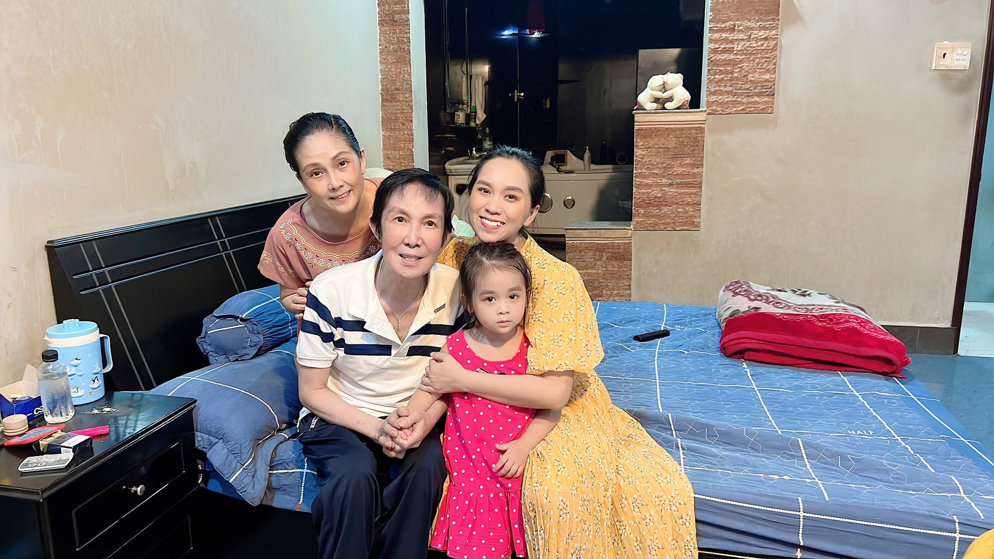 Hồng Phượng cùng gia đình và cố NSƯT Vũ Linh Hồng Phượng cùng con gái, mẹ và cậu ruột - NSƯT Vũ Linh.