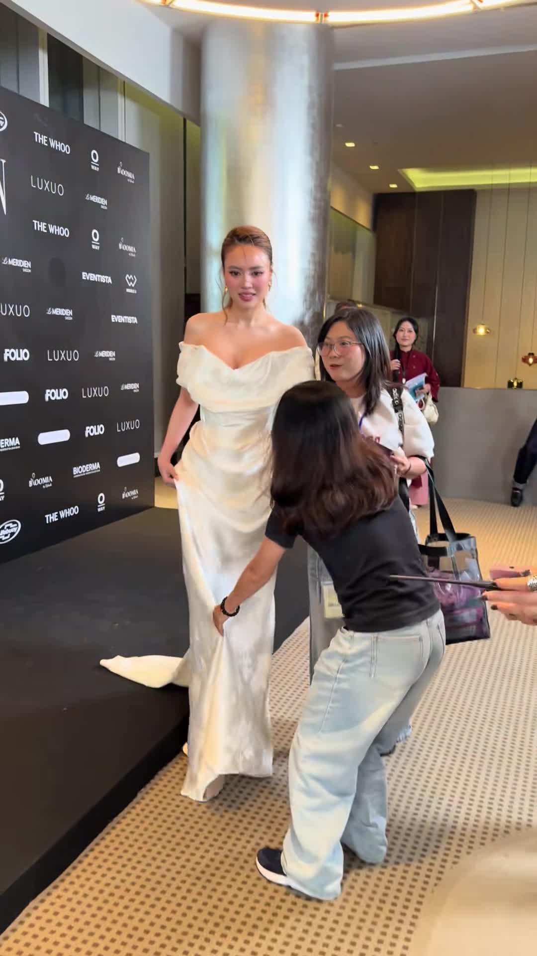 Ninh Dương Lan Ngọc có tin vui - Video chân bị đau Lan Ngọc mang giày cao gót nên di chuyển chậm, chân lộ rõ bất ổn sau chấn thương ở Running Man Việt Nam